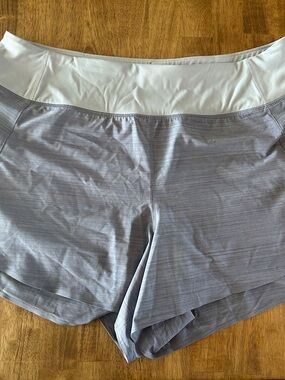 Athleta Light Gray Athletic Shorts with White Waistband Women’s 1X